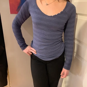 Långärmad tröja från Guess - Snygg långärmad randig tröja med diamant-imitations knappar från Guess. 