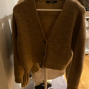 Brun kofta från BikBok - Jättefin stickad kofta från BikBok i en fin brun färg. 