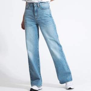 Säljer mina vida jeans från lager 157, de är i storlek S men passar även mig med M. De är väldigt bra i längden (jag är 170cm), och sitter väldigt skönt. 
