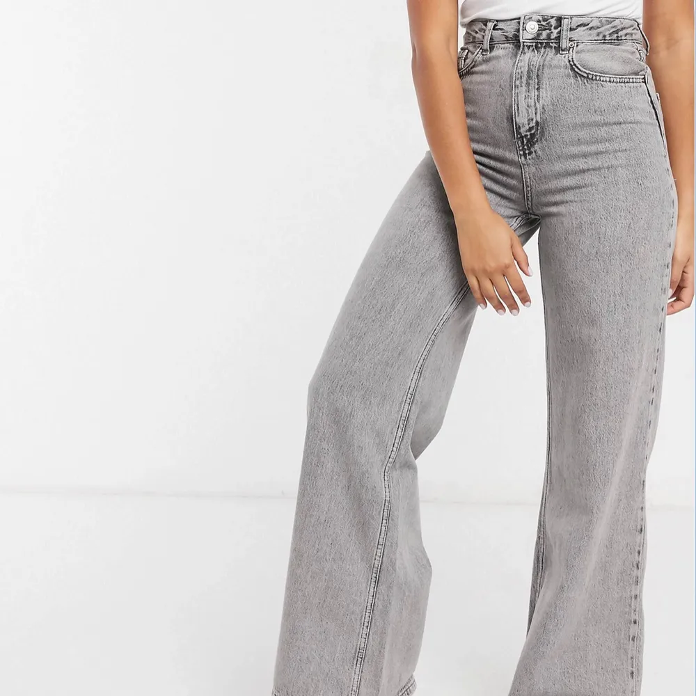 Säljer nu gråa stradivarius jeans i väldigt bra skick. Använda max 5 gånger. . Jeans & Byxor.
