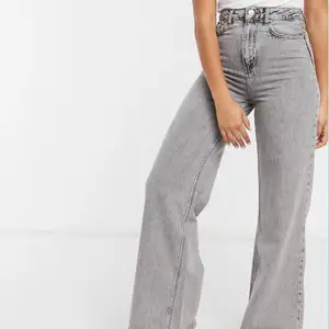 Säljer nu gråa stradivarius jeans i väldigt bra skick. Använda max 5 gånger. 