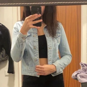 En jeansjacka  - Jeans jackan är från Tyskland bra stick pris 150kr 
