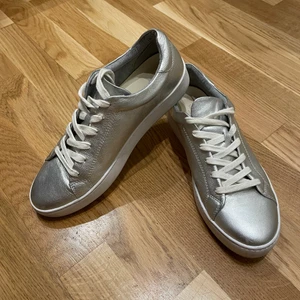 Vagabond skor i äkta skinn. Strl.40 - Vagabond skor i äkta skinn. Strl.40 •Modell: Zoe. Äkta läder •Normala i storleken. Väldigt bekväma •Köpte för 900 kr. Säljer för 300 kr •Sula-högkvalitativt material. Innesula-läder •Sulans tjocklek: 2.5 cm •Kulör: silver 📍Kan mötes upp i Mölnlycke centrum 🚫Djurfritt och rökfritt hem 📬Kan skickas mot fraktkostnad (66 kr)