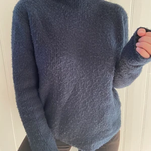 Mörkblå stickad tröja - Storlek M,  halvpolo! 