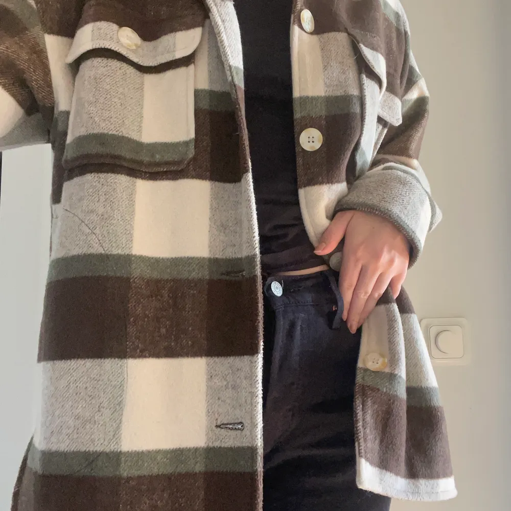 Skjort jacka från pull&bear i en trendig brun färg! Super skön och lättsam. Storlek S, skulle säga att den är oversized i storleken. Lite tjockare också, perfect för kalla höst dagar! 300kr . Jackor.