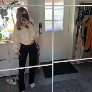 Raka svarta jeans - ifrån bershka, använda 1 gång så inprincip nyskick, säljer då dom är för långa på mig som är 160💗 köpare står för frakt💗 (vid snabb affär kan priset diskuteras)
