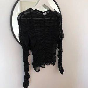 Svart Mesh Topp - Cool partytopp i meshtyg från &otherstories !!!!!!! Endast använd en gång, är i storlek 36 💛💛💛💛