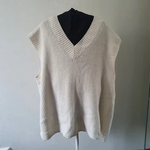 Stickad tröja - Krämvit. Aldrig använd. Oversized i sin passform så passar även XL