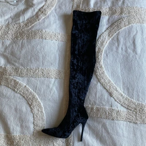 NYA lårhöga stövlar! - Helt oanvända lårhöga stövlar i svart krossad sammet. 