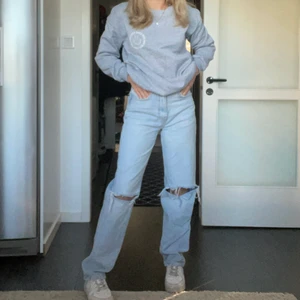 90s high waist jeans - Fina ljusblåa jeans me hål på knäna i storlek 32, inte använda alls mycket då dom inte sitter bra på mig! (köparen står för frakten!)