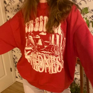 Tröja med tryck - Jättefin oanvänd tröja från bershka som just nu är slutsåld❤️ Storlek M men liten i storleken🥰