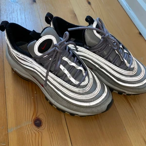 Nike air max 97 silver bullet  - Nike air max silver bullet (helgrått) EU 38.5 UK 5.5, men de är små i storleken så jag skulle rekommendera till någon som är snarare 37.5. Köpta på depop, användes endast en gång av förra ägaren och endast några gånger av mig. 