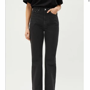 Weekday rowe jeans i stl 24/30 - Säljer mina svarta weekday rowe jeans då de blivit för små. Bra skick, Köpta för 500kr men säljer för 200