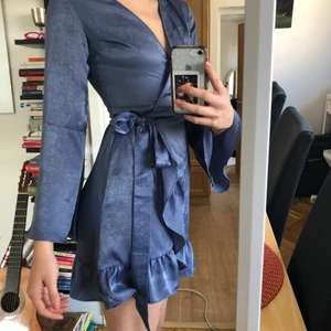 Blå satin klänning från NA-KD - Väldigt fint åtsittande klänning i satinmaterial. Endast använd 2-3 gånger.