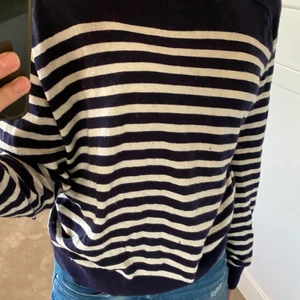 Zara tröja  - Säljer denna trendiga och fina tröja från zara då den inte kommer till användning!💞 Storlek S men passar även XS och M. Kom privat för fler bilder 💞