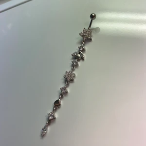 Navelpiercing i äkta silver! - Helt ny och oanvänd navelpiercing från piercingstudion och butiken ”india” på köpcentret väla i Helsingborg. Piercingen är i äkta silver och kvittot finns kvar! Skicka privat om du vill se bild, kvittot fås med vid köp! Köpt för 399kr säljer för 200kr