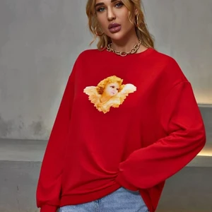 röd sweatshirt  - röd sweatshirt. denna sweatshirt är köpt på shein, den är oversized och är aldrig använd, frakt tillkommer💕