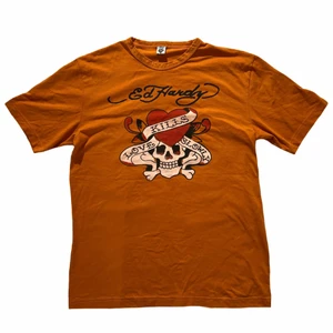 Orange Ed Hardy t-shirt - Asball orange t-shirt från Ed Hardy med tryck. Gott skick, inga defekter.