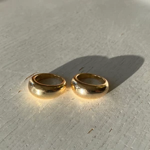 Guldringar  - Två superfina chunky guldringar! Aldrig använda då jag bara använder silversmycken :) Köpare står för frakt! 