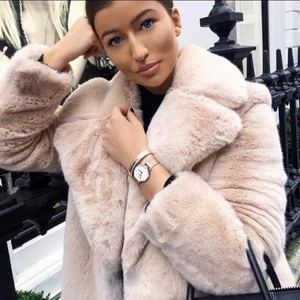 ZARA Fakefur jacka Ombloggad nyskick - Fuskpäls jacka från ZARA strl S i nyskick nypris 1299kr pälsen är jäätte len och mysig! hämtas i Segeltorp eller postas mot fraktkostnad 🌸 