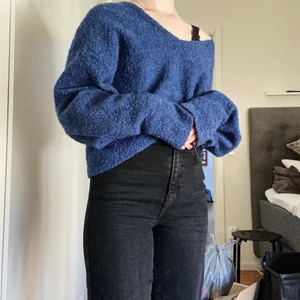 Stickad blå tröja - Mysig stickad blå tröja. Den är woolblend men inte stickig och den är varm nu på vintern.