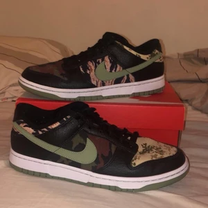 nike dunk low crazy camo - vill sälja mina skor som inte kommer till användning. Dem är i ganska bra skick, lite creesade men går säkert att fixa. storlek 43. Priset går att diskutera. För mer info kan ni skriva till mig privat.