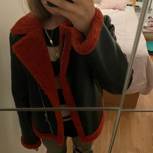 Teddy jacka  - Sjukt cool höst/vinterjacka som är så skön och varm!🥰Älskar denna verkligen, i perfekt skick och passar till allt❤️Köpt för 1400 förra våren från ivyrevel, säljer för 300🦄
