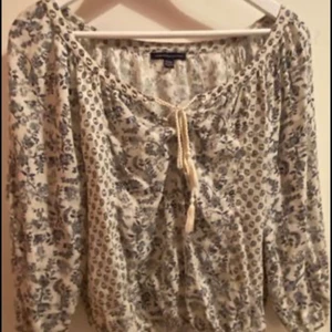 Blus - Blus från American Eagle i storlek M. Den passar som en S. Katt finns i hemmet. Kan mötas upp i Östersund. Kan skickas, köpare står för frakten.