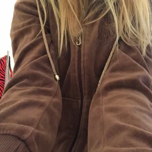 KOFTA. - Hej! Säljer just nu denna superfina koftan. Jättebra skick. Ifrån Juicy Couture🤎 