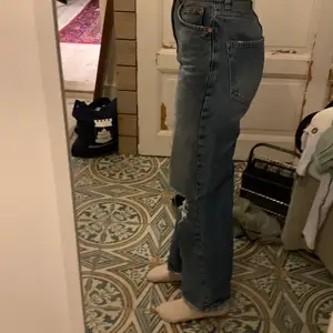 Säljer dessa jeans från Gina i storlek 32 dem är inte använda så mycket eftersom att dem är för små för mig men hoppas att dem kan komma till användning för den personen som köper dem😊😊