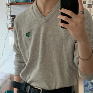 Lyle & scott knitted - Vintage stickad tröja från lyle & scott. Oj så bekväm! Perfekt att ha under jackan på våren eller hösten. Okänt pris men skulle gissa runt 1000-lappen. 