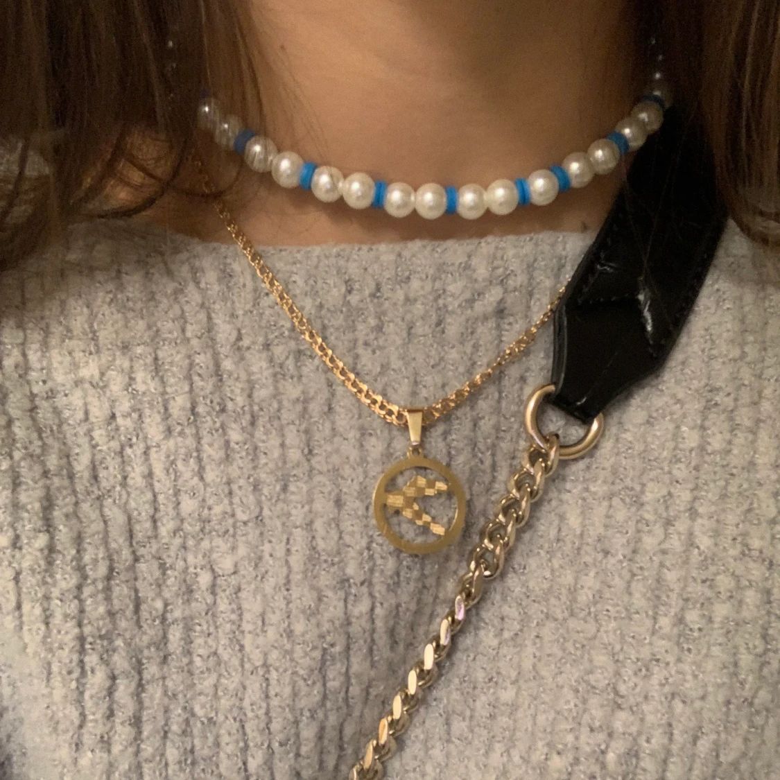 Super fin vitt och blått halsband🤍💙