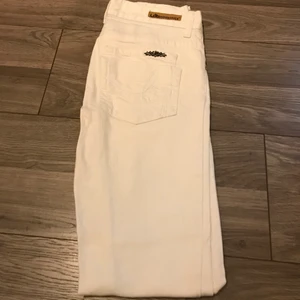Jeans - Vita jeans från KappAhl i strl 170. Använda några få gånger. Köparen står för eventuell frakt. 