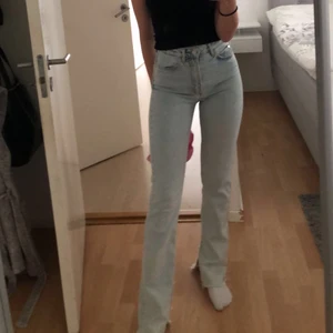 Jeans - Säljer dessa skitsnygga jeans från zara med slits där nere. Säljer de pga att de ej kommer till användning tyvärr, dom är använda 2ggr. Dom är i ett väldigt bra och fint skick, för bättre bilder kom privat. Dom köptes för 400kr och säljer de för 250kr.