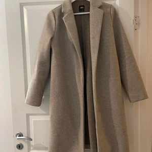 Beige kappa  - Superfin beige kappa från Zara. Använd ett fåtal gånger, så gott som ny. Strlk M passar även S. Skriv för mer information!