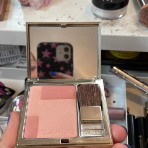 smink - säljer denna super fina clarins palleten med olika blushs i 200kr❤️