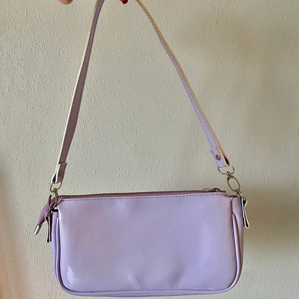 Pastell-lila jättefin väska! Aldrig använd 100kr+eventuell frakt. Väskor.