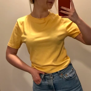 Tshirt från Ginatricot  - Fin tshirt från Ginatricot!                              Storlek M men passar även mig som är en XS-S. Fint skick! 