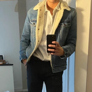 Levis Sherpa Trucker Jeansjacka - Sparsamt använd förra vintern, normal storlek