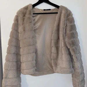Ginatricot storlek S - Super mjuk och snygg höst/vår jacka i en jätte fin ljusbeige färg. Nästan aldig använd. Köparen står för frakten 