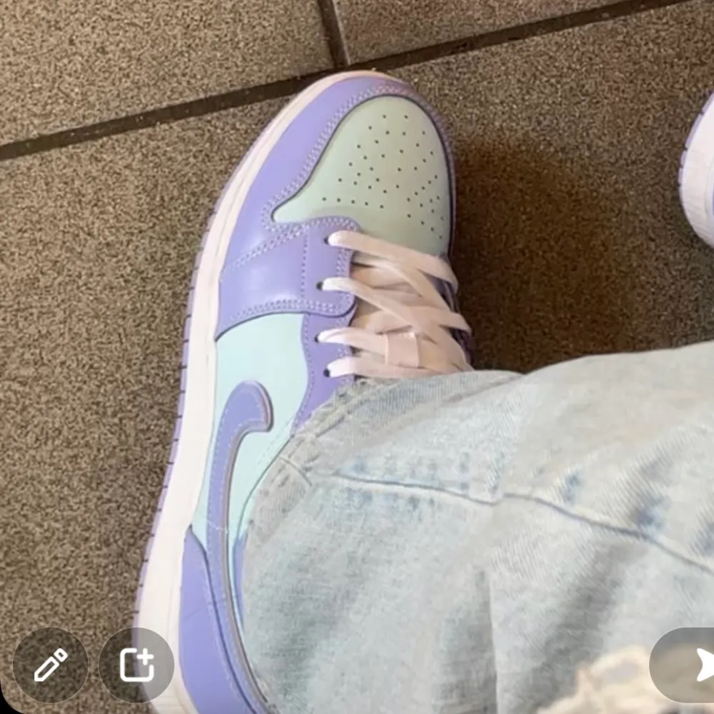 Säljer mina jordan 1s purple aqua pga att jag knappt använder de. Mycket bra skick, rena och inte creased. Har tyvärr slängt lådan under flytt men de är köpta från footlocker. Pris kan diskuteras vid snabb affär!🥰. Skor.