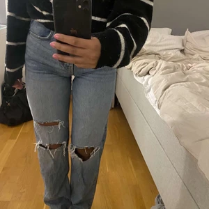 Blåa jeans - Säljer mina fina blåa jeans från gina tricot! Säljer pga av att dem inte kommer till användning. 