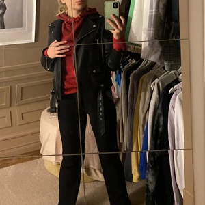 Hoodie  - En vanlig röd hoodie, i stlk S, i bra sick, inte nopprig! Säljer pga att jag inte får användning av den,  köparen står för frakten, jag ansvara inte för prostens slarv💖 