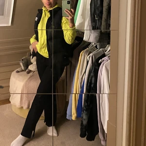 Gul/neon hoodie  - Säljer denna hoodie, i bra sick då jag inte använt den så mkt🥰 säljer på grund av att jag inte får användning av den💖 den är ifrån cubus och är i stlk S ( lite overzize) så skulle passa en M oxå, bara höra av sig vid frågor:) 💖frakten står köparen för, ansvar inte för postens slarv