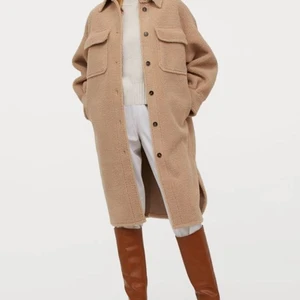 Skjortjacka Teddykappa H&M - Säljer denna populära skjortjacka i teddymaterial från H&M i grå (storlek XS men passar XS-M beroende på hur man vill att den ska sitta). Nypris 699 kr - sparsamt använd så nyskick. Kom med egna prisförslag!