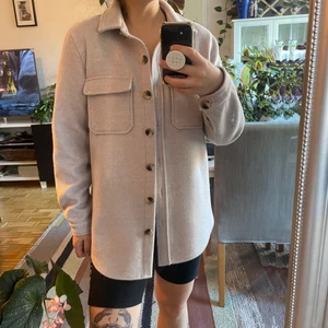 Stilren jacka från Objekt  - Använd Max 3 gånger, perfekt till höst/vår. 300kr inkl frakt 