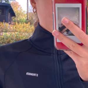 Träningsjacka - Jacka från stronger🌟 Använd ca 2ggr, jättefint skick