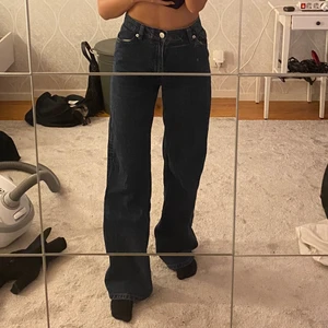 Monki jeans - Mörkblåa jeans från monki. Dom har varit välanvända men är i så gott som nyskick! Storlek 24