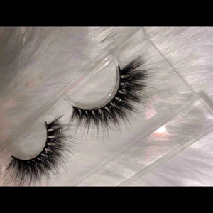 Fransar  - Ett par fransar ifrån shein, jätte fina och ganska långa. Franslim angår inte, om du vill ha med franslim så skriv privat. Inte används.💕