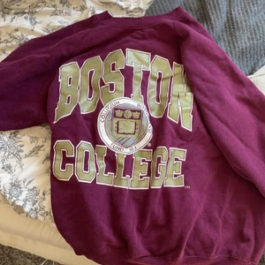 Oversized sweatshirt - Snygg vinröd sweatshirt. Köpt på second hand och använd några gånger i skolan. Jättemysig men får inte plats i min garderob tyvärr🥺